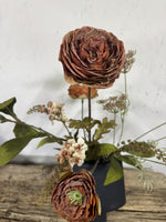 Zijden boeket roestbruin en crème met zwarte vaas