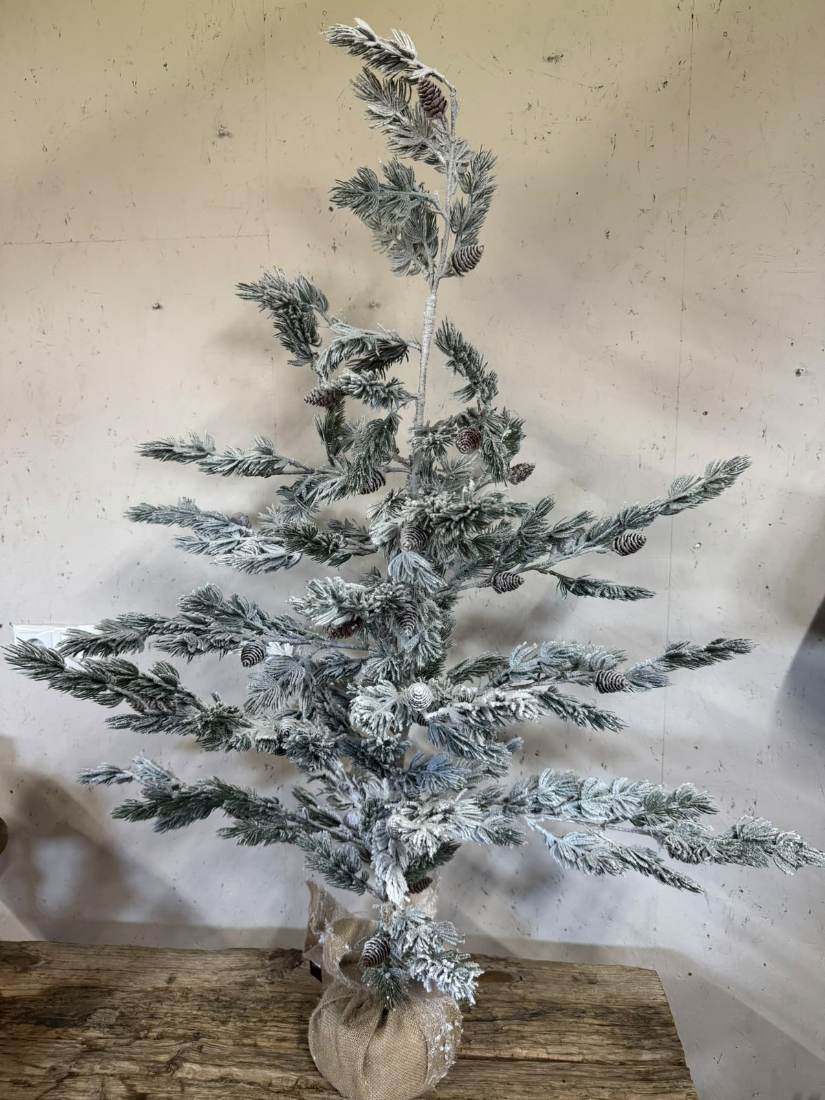 Besneeuwde kunstkerstboom met dennenappels 115 cm