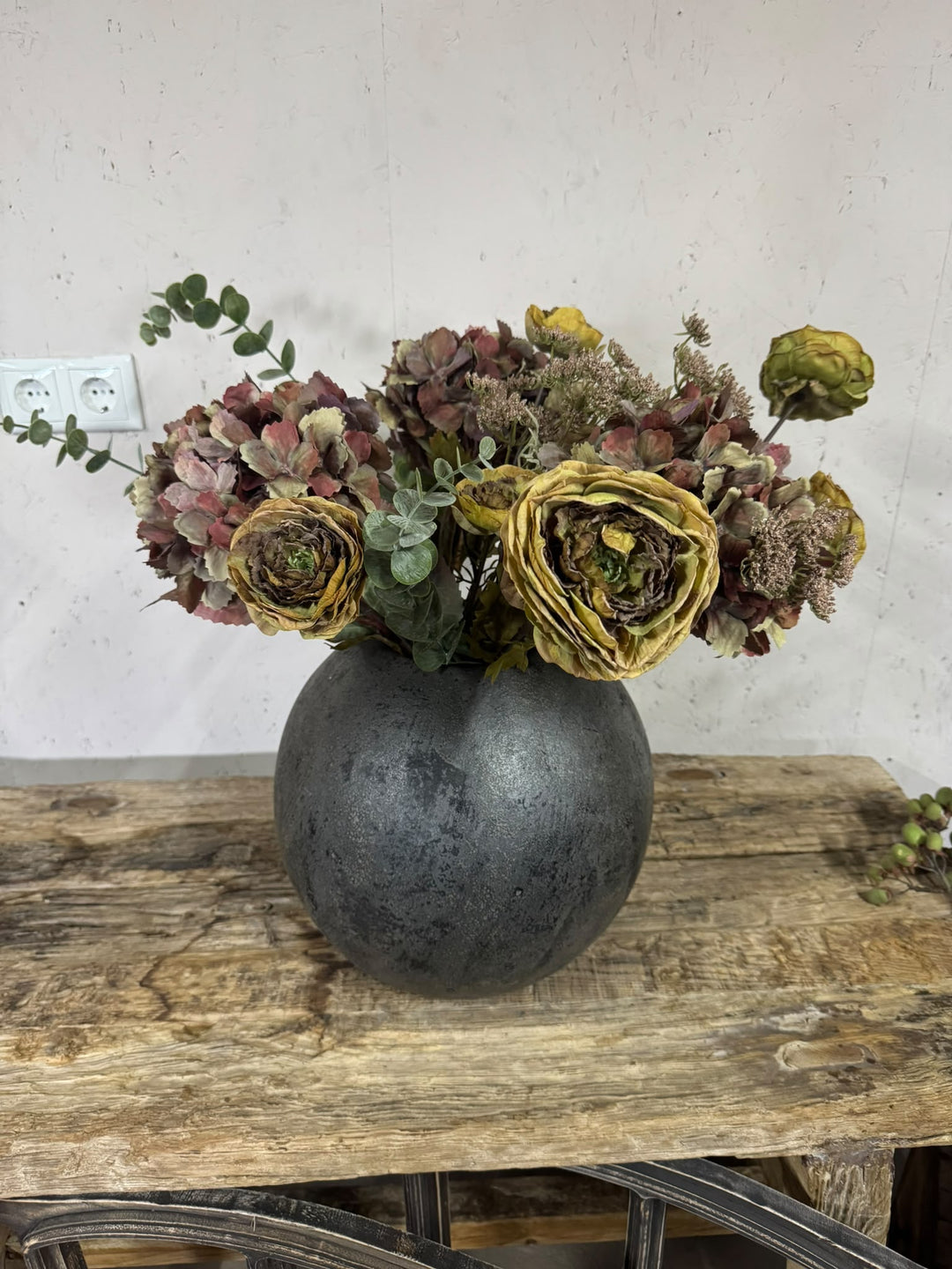 Boeket in herfsttinten met donkergrijze pot
