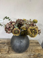 Boeket in herfsttinten met donkergrijze pot