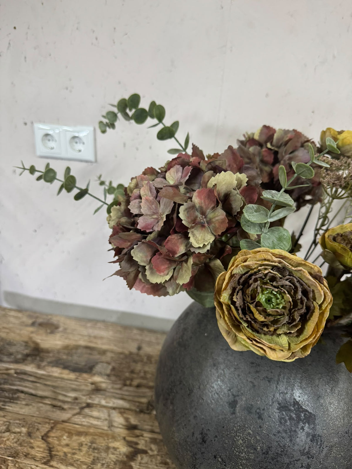 Boeket in herfsttinten met donkergrijze pot