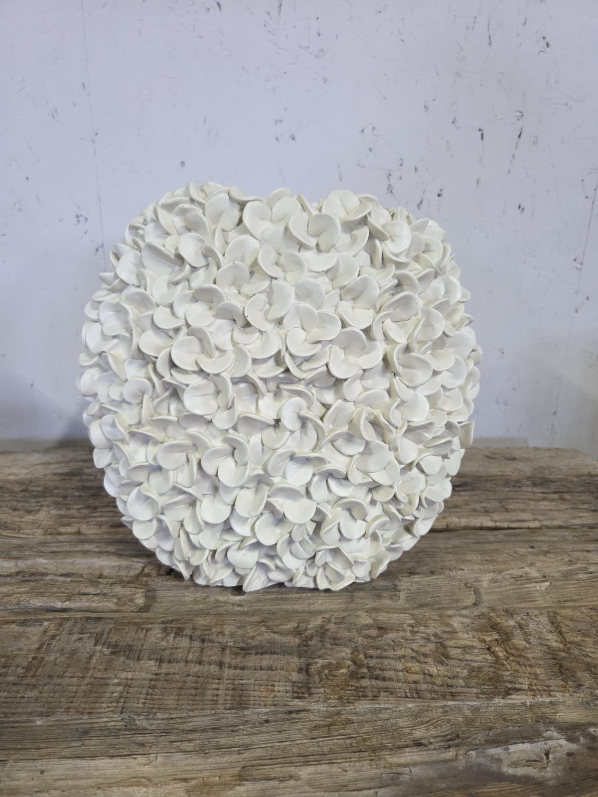 Decoratieve Bloem Vaas Wit – Reliëf – 30 × 16 × 28 cm