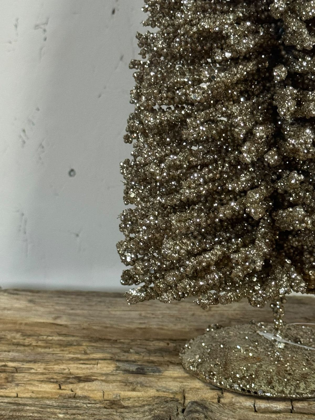 Decoratieve kerstboom met champagnekleurige glitter – klein en groot