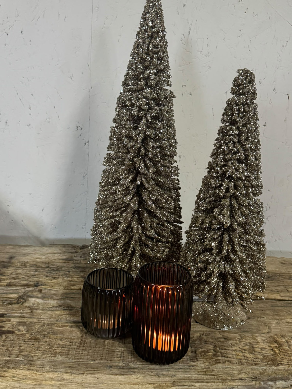 Decoratieve kerstboom met champagnekleurige glitter – klein en groot