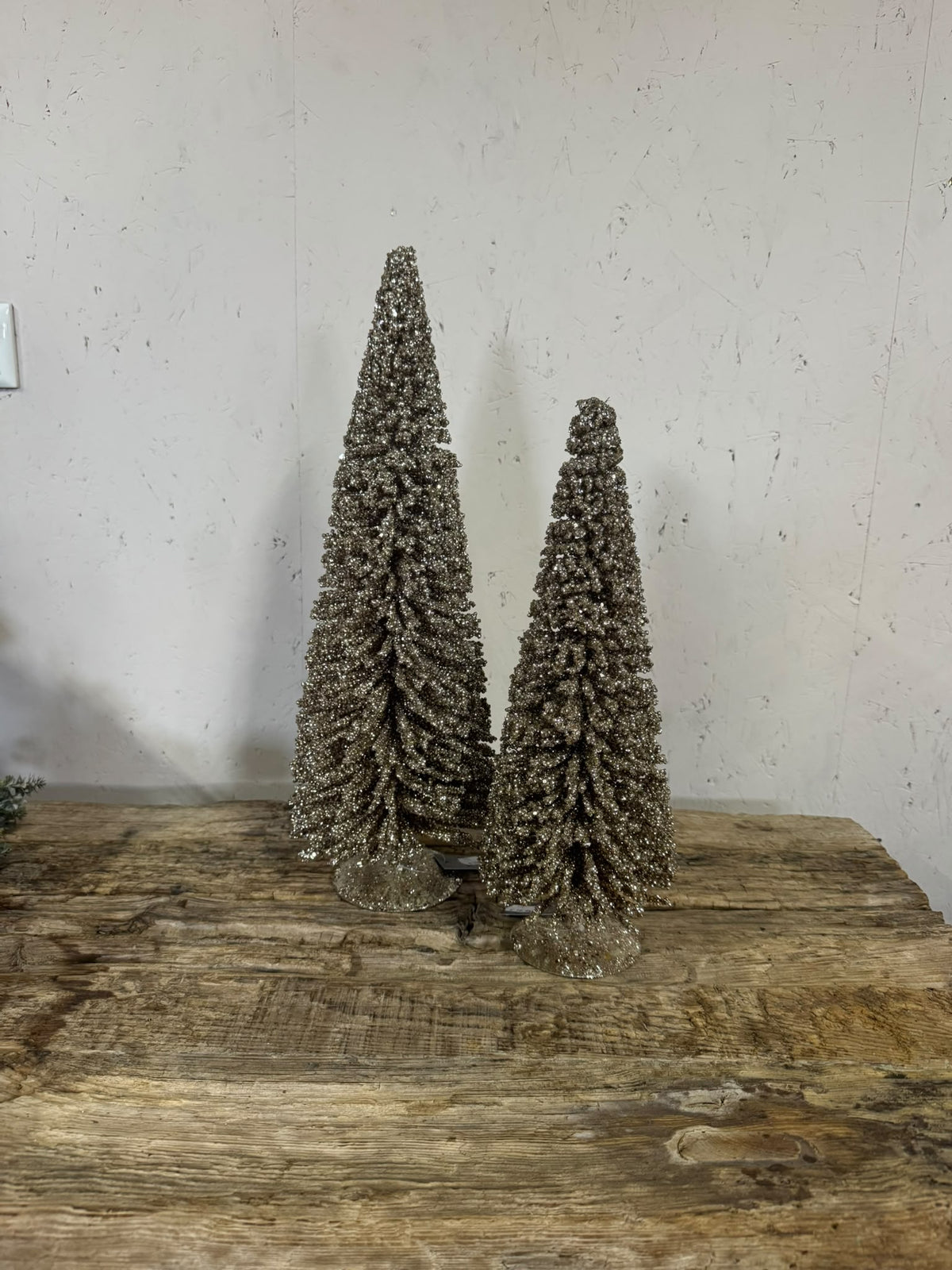 Decoratieve kerstboom met champagnekleurige glitter – klein en groot