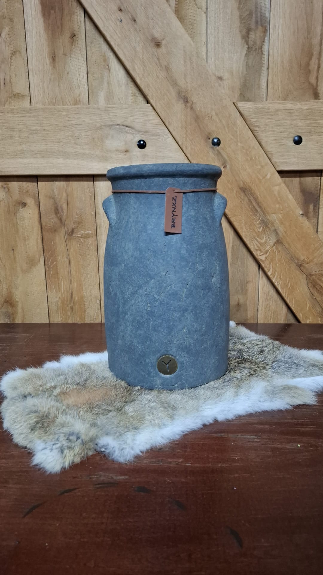 Grijze pot met kleine oren, 32,5 cm hoog en diameter 20 cm