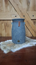 Grijze pot met kleine oren, 32,5 cm hoog en diameter 20 cm