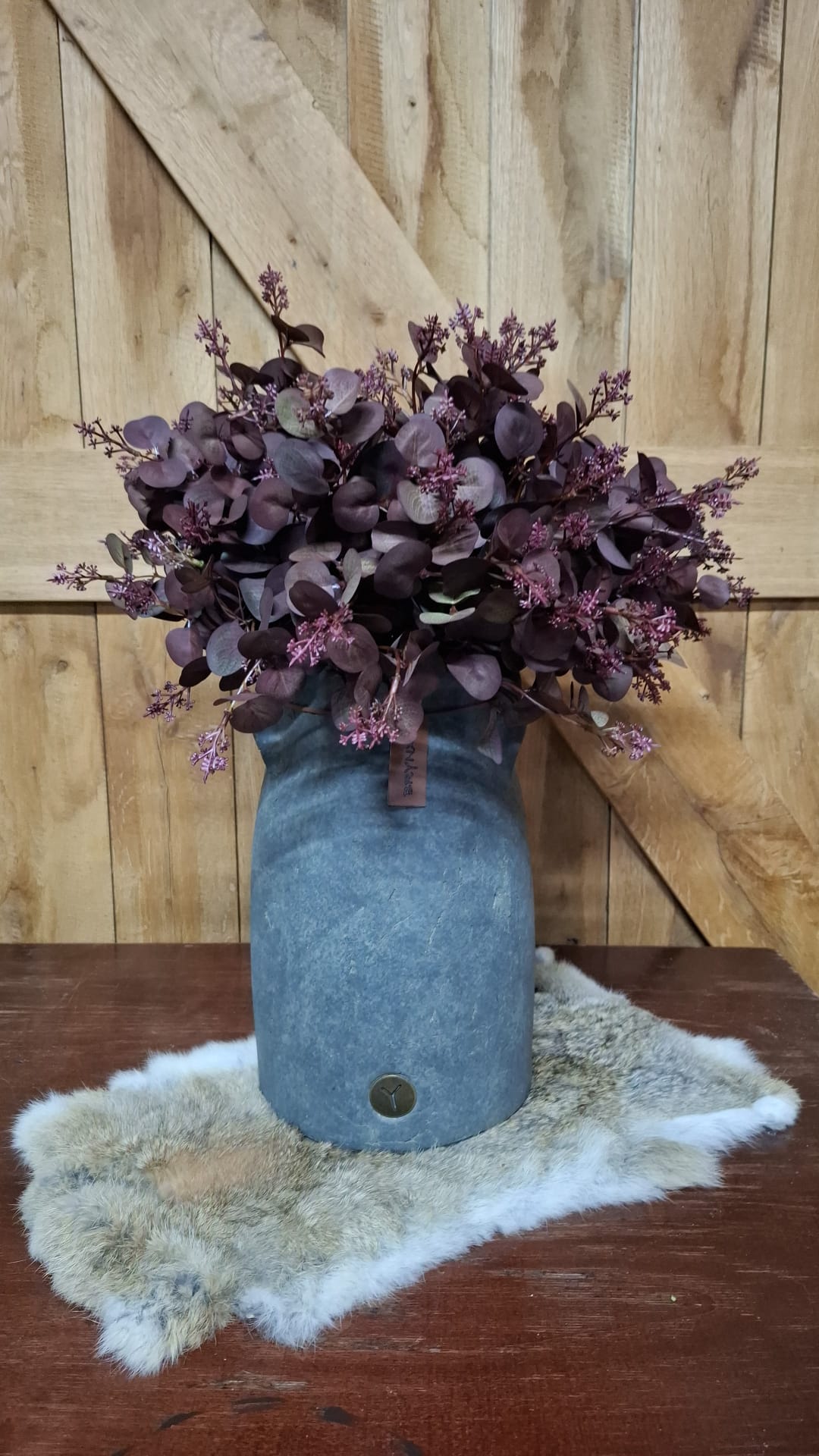 Grijze pot met bloemen als sfeerbeeld; bloemen en accessoires niet inbegrepen