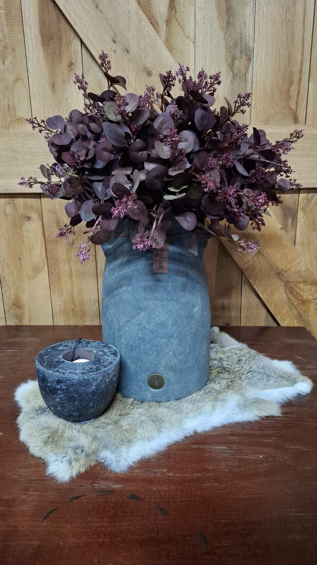 Grijze pot met bloemen als sfeerbeeld; bloemen en accessoires niet inbegrepen