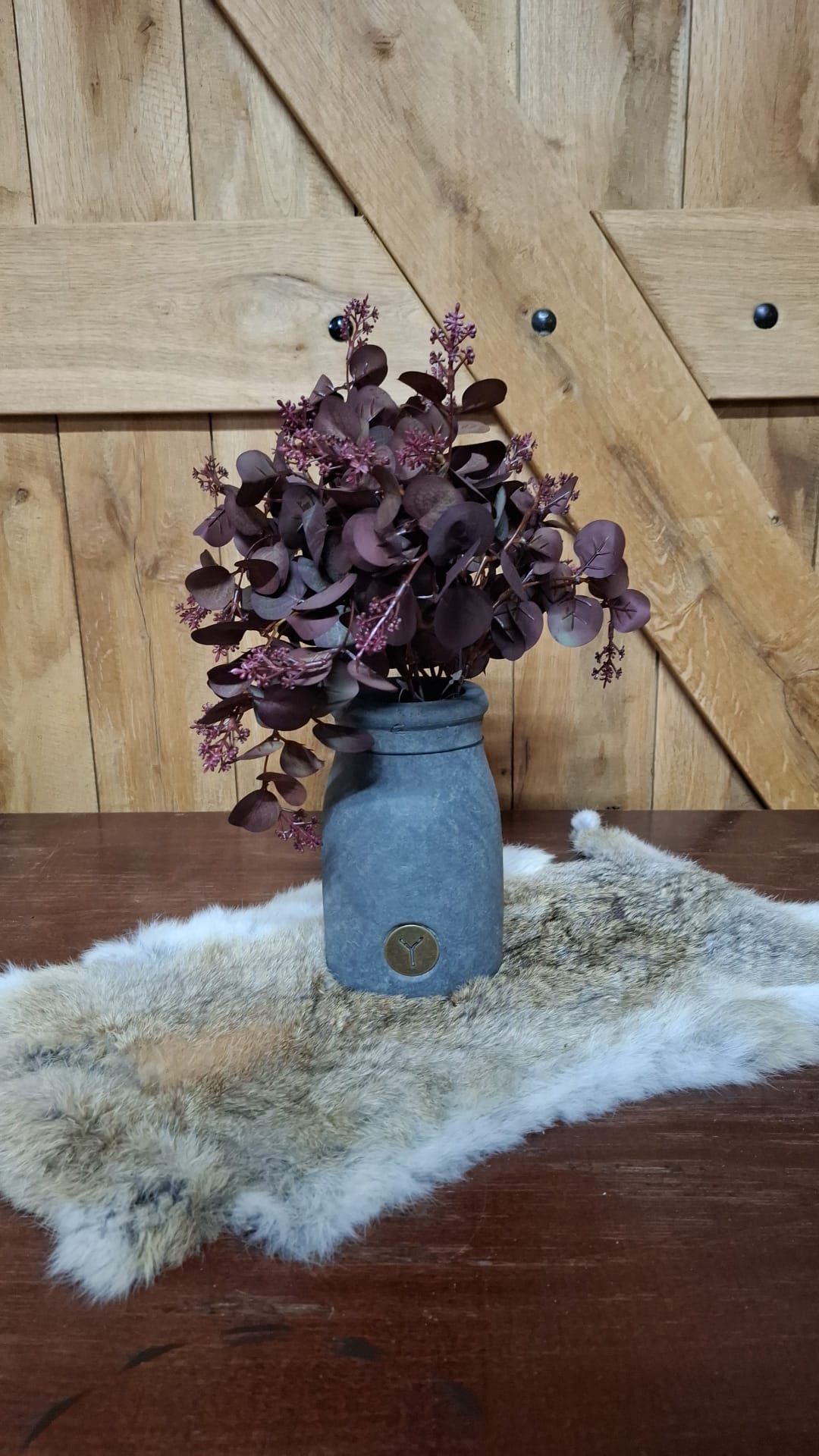 Grijze pot als sfeerbeeld; bloemen en overige accessoires niet inbegrepen