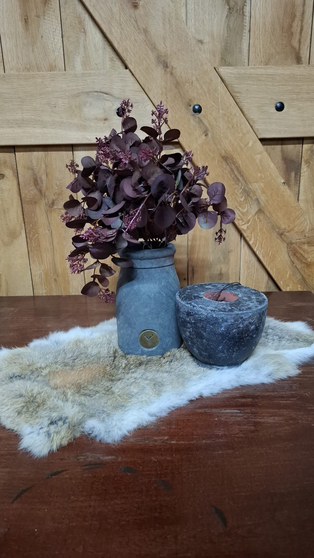 Grijze pot als sfeerbeeld; bloemen en overige accessoires niet inbegrepen