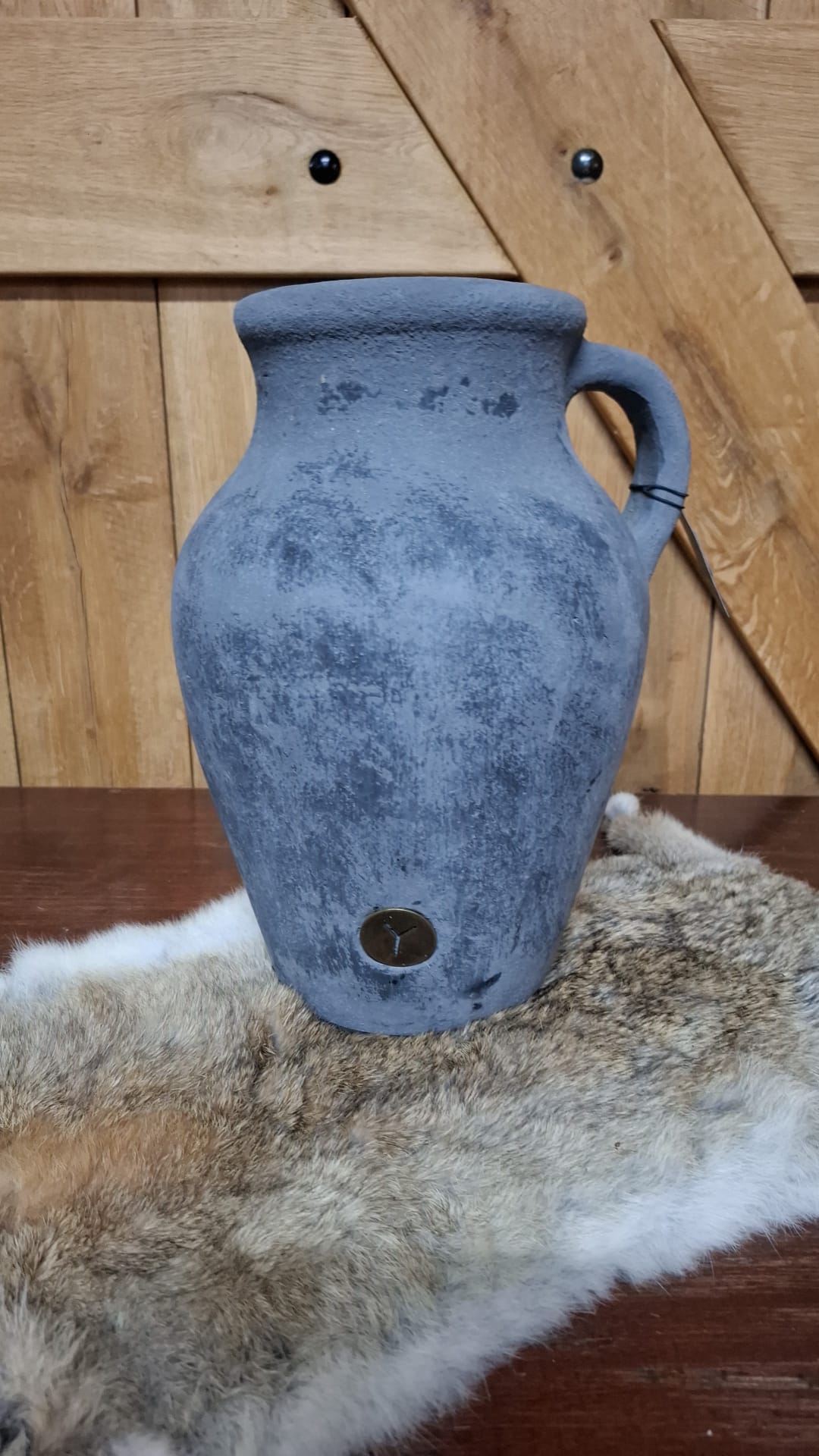 Grijze pot met oor, 29 cm hoog en 22,5 cm breed