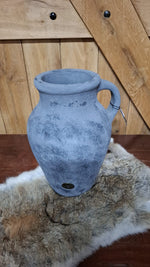 Grijze pot met oor, 29 cm hoog en 22,5 cm breed