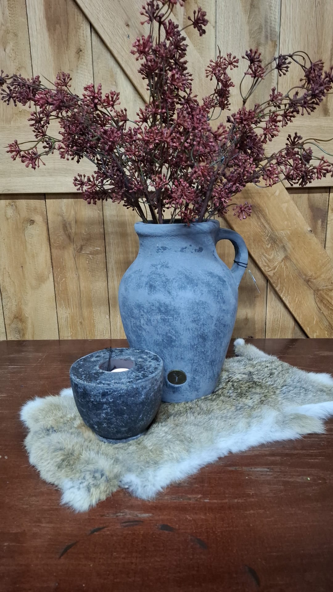 Grijze pot met oor als sfeerbeeld; bloemen en overige accessoires niet inbegrepen