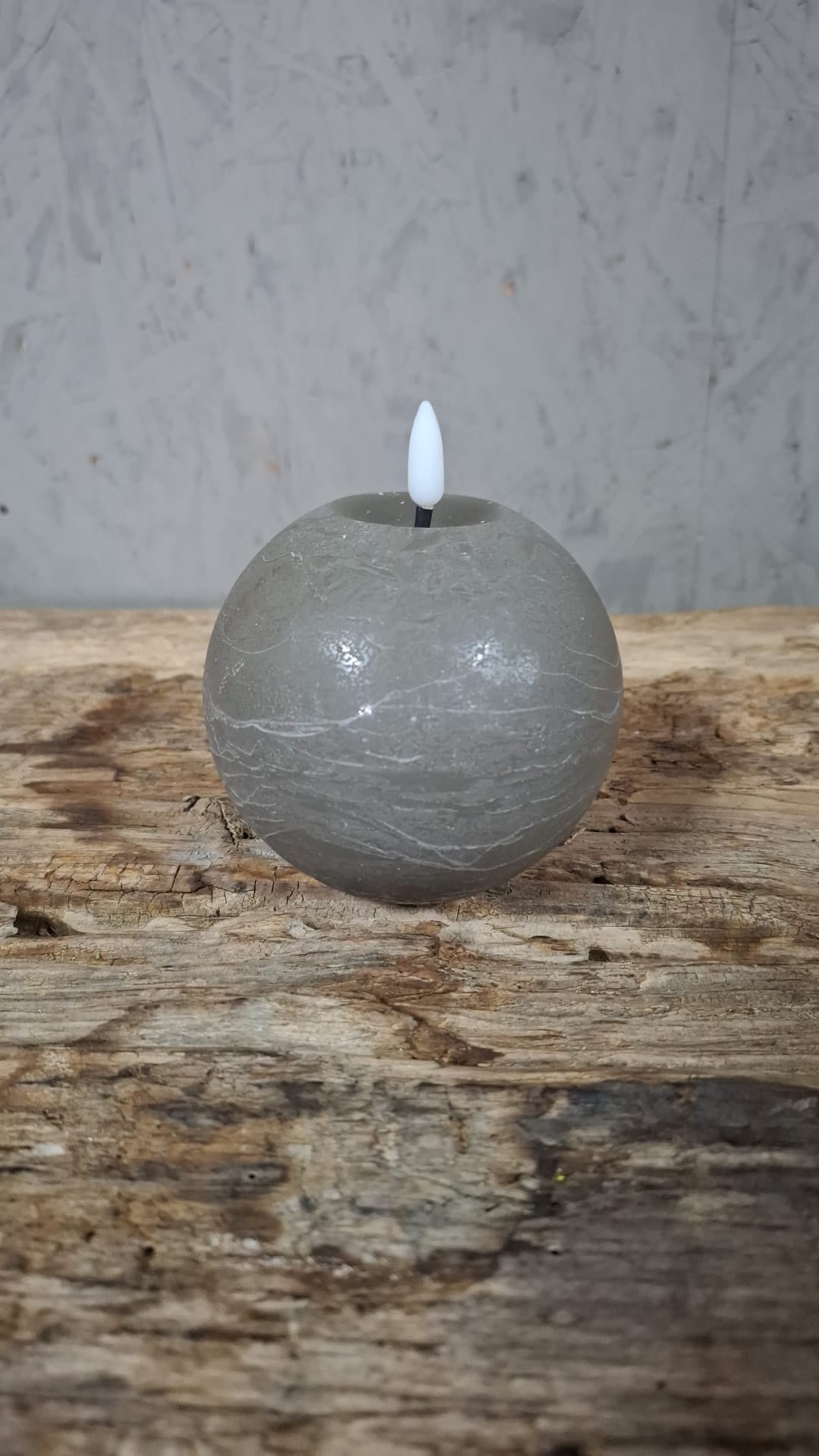 Grijze Ronde LED Kaars – Groot (Ø 10 × 11 cm)