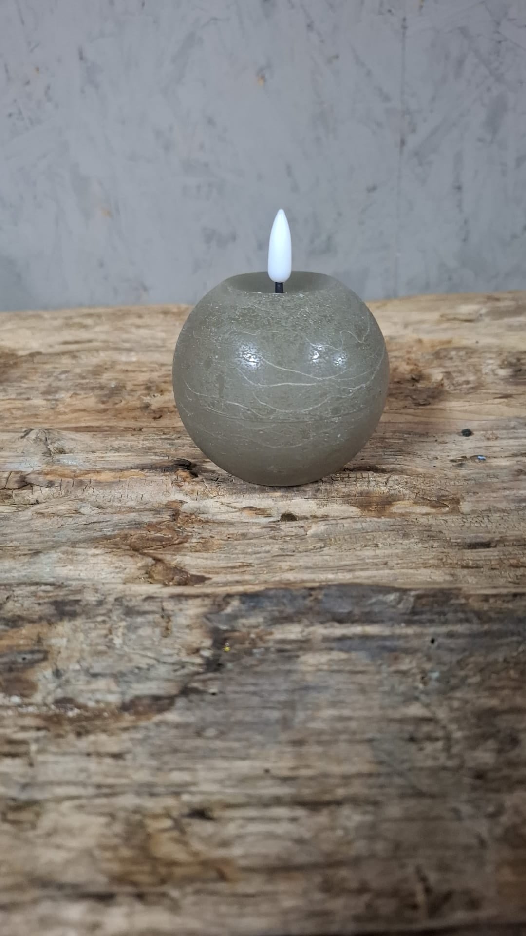 Grijze Ronde LED Kaars – Klein (Ø 8 × 9 cm)