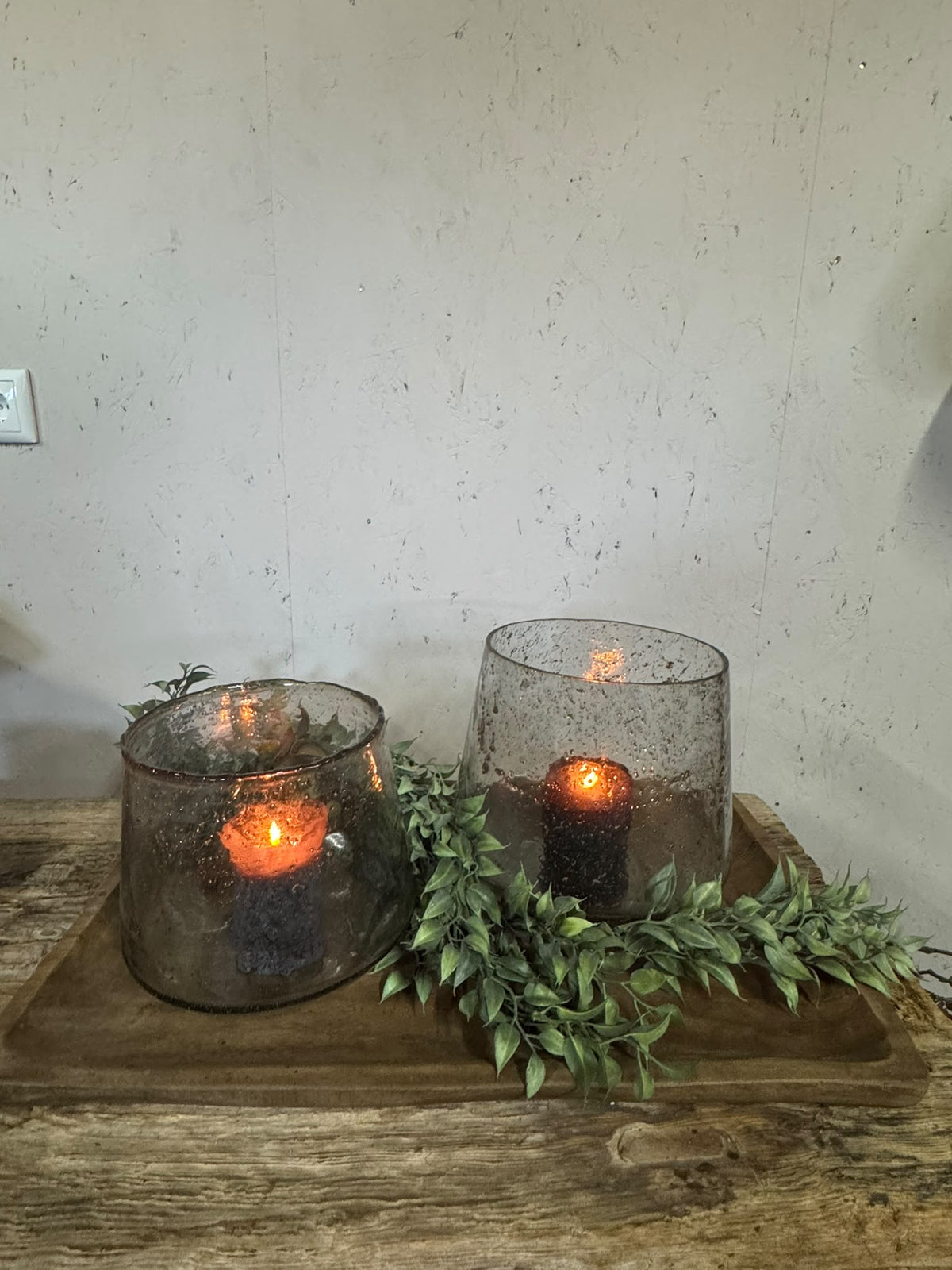 Houten dienblad gestyled met windlichten en groen, accessoires niet inbegrepen