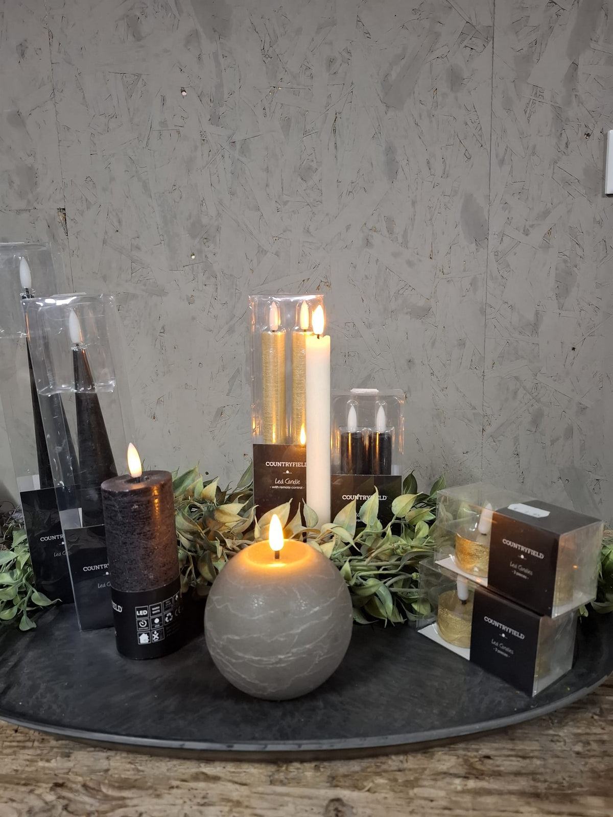 Zwarte LED Kaars Dennenappel – Groot (Ø 11 × 16 cm)