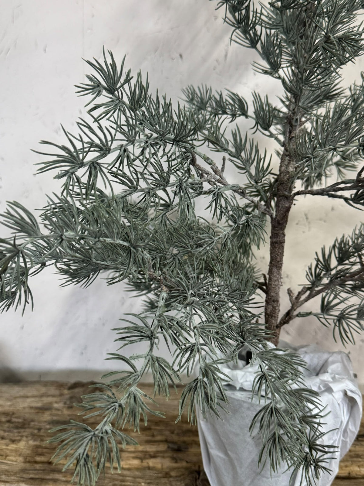 Detail grijsgroene naalden kunstkerstboom