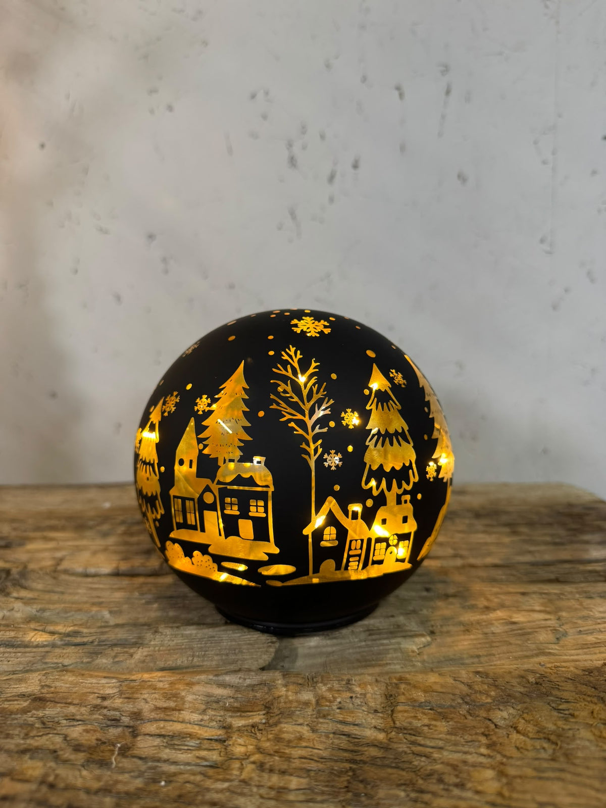 Verlichte zwarte kerstbol met winterdorp 15,5 cm
