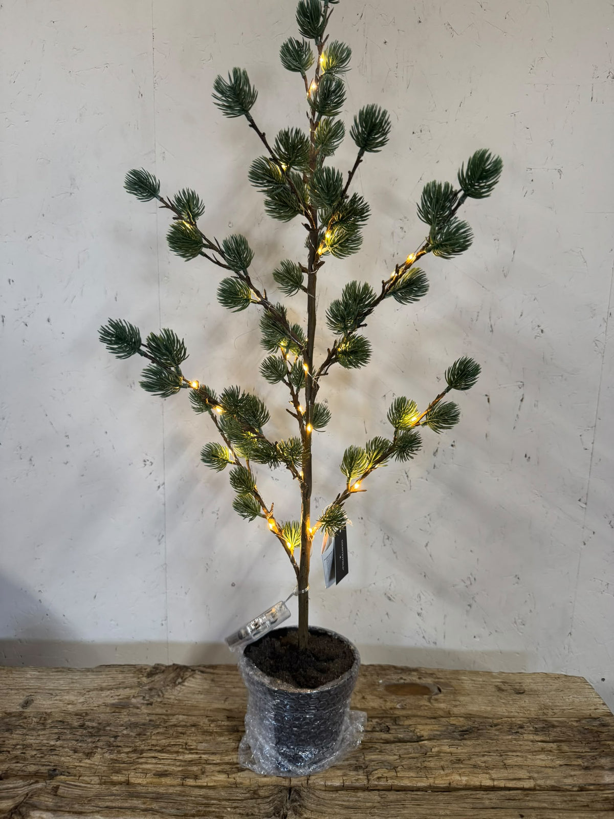 Verlichte groene kunstkerstboom in donkere pot 80 cm