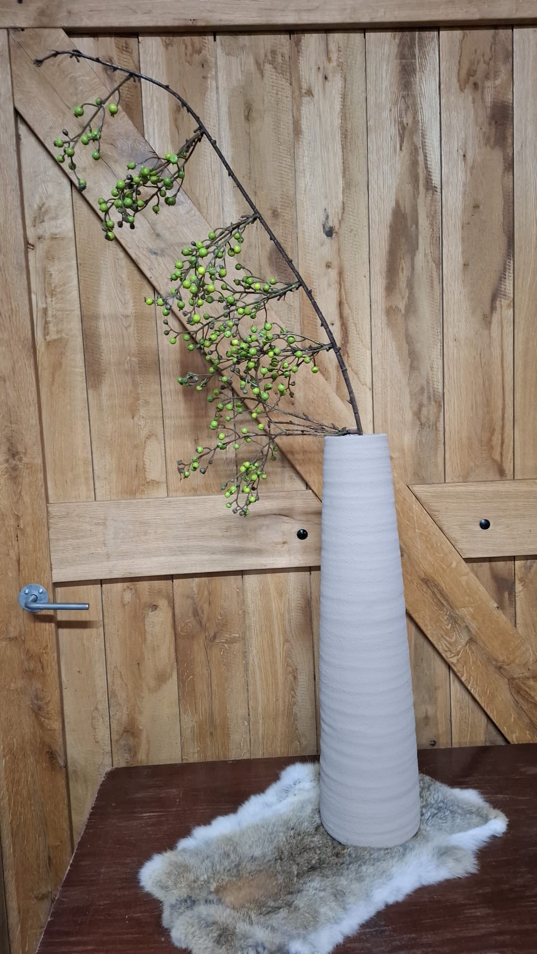 Wild Rose Buds Multi Green kunsttak 115 cm met groene bottels; exclusief vaas