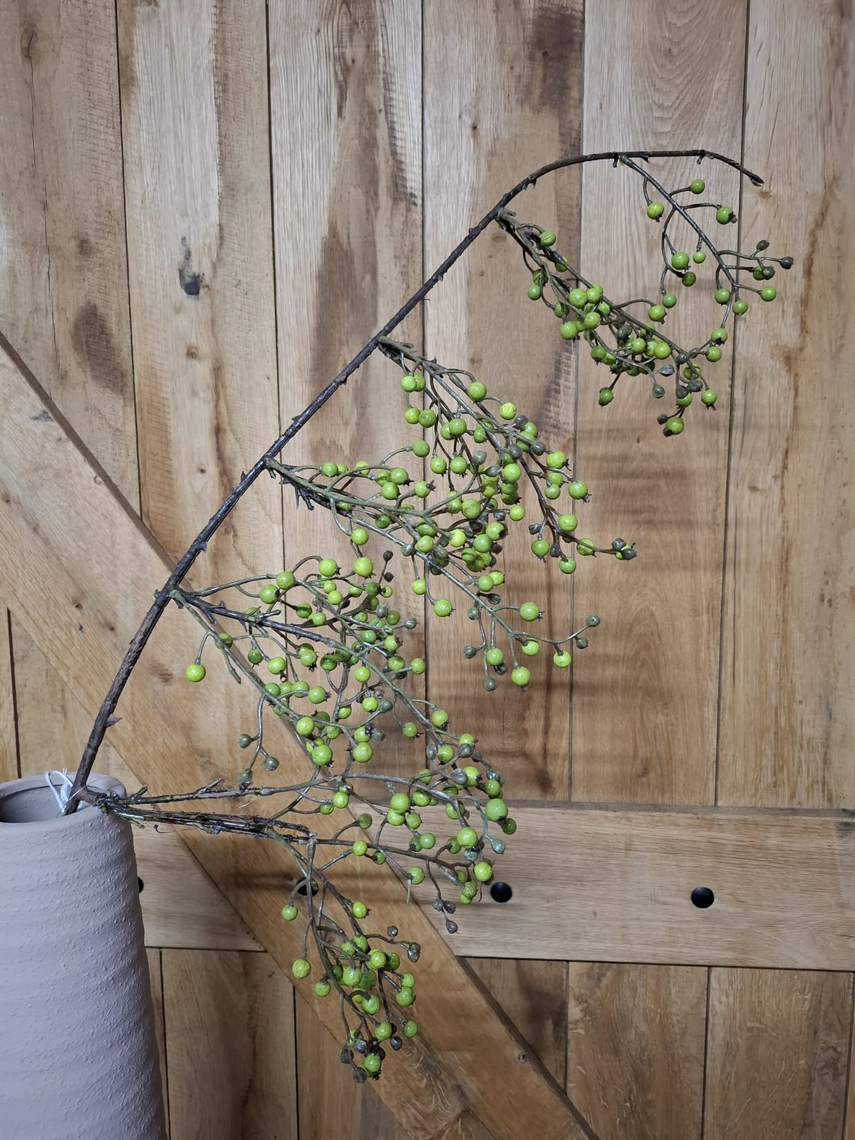 Wild Rose Buds Multi Green kunsttak 115 cm met groene bottels; exclusief vaas