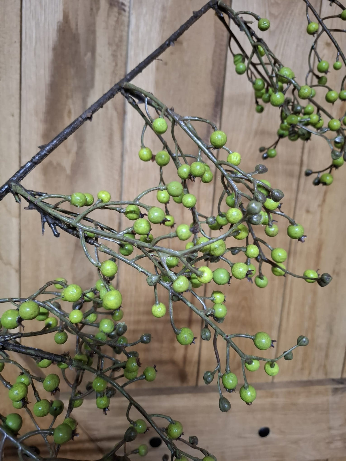 Wild Rose Buds Multi Green kunsttak 115 cm met groene bottels; exclusief vaas