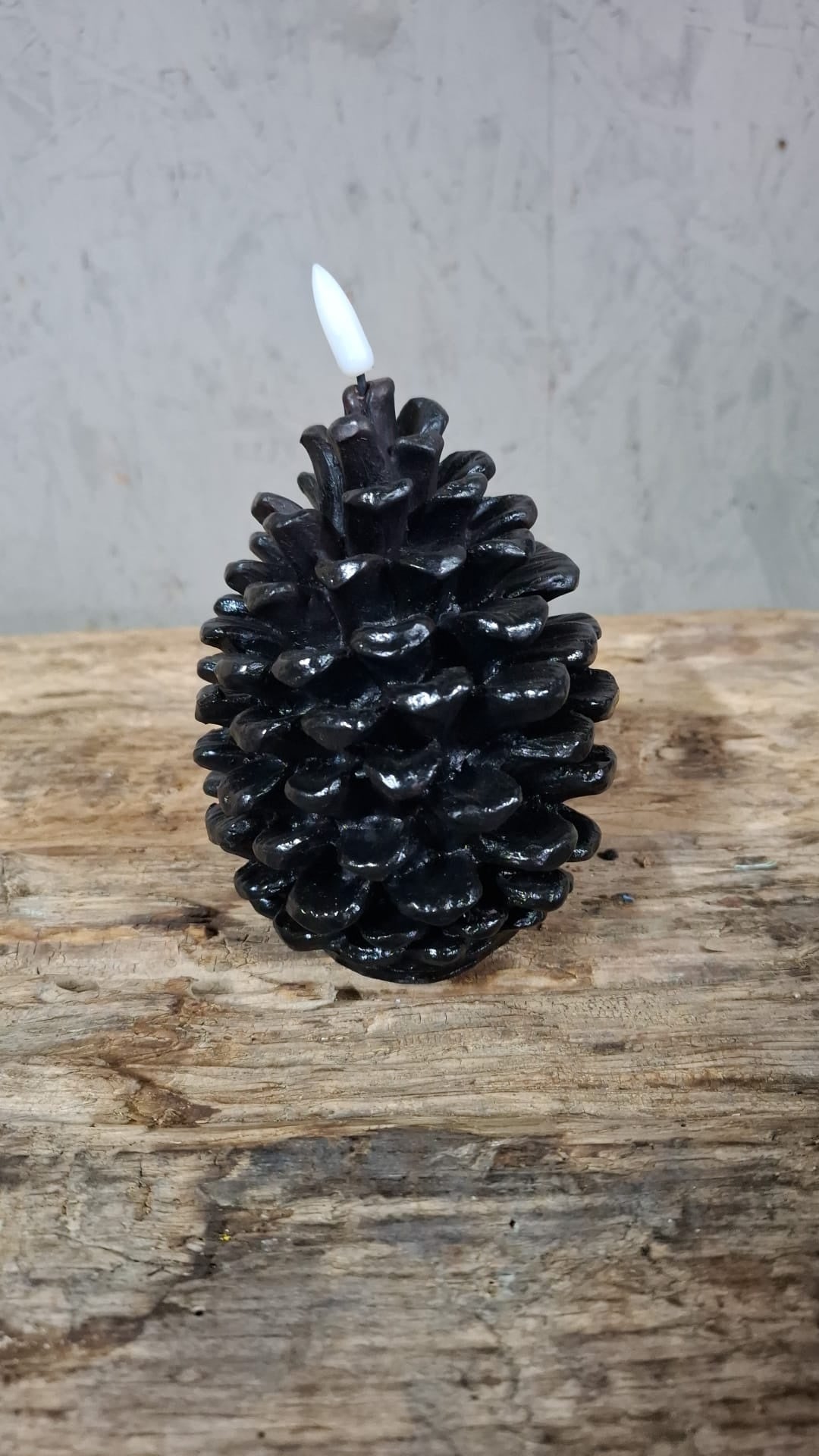 Zwarte LED Kaars Dennenappel – Groot (Ø 11 × 16 cm)