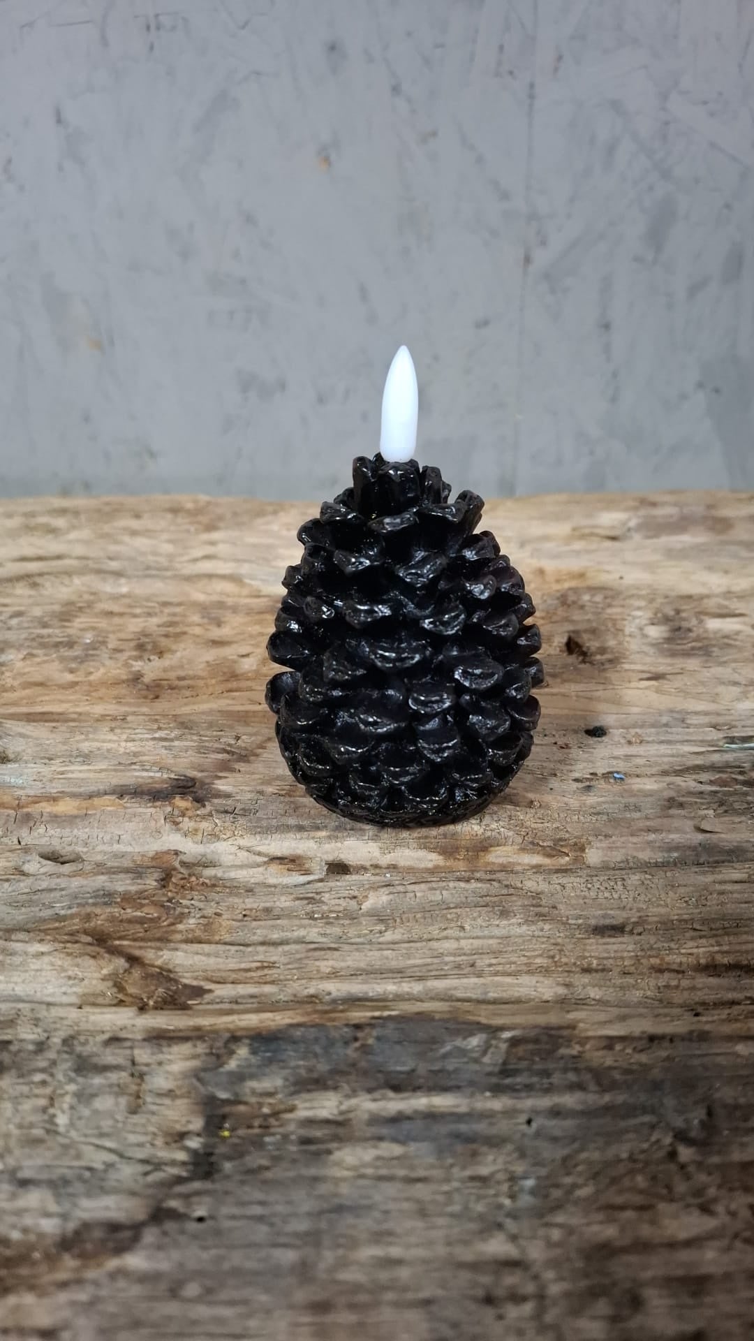 Zwarte LED Kaars Dennenappel – Klein (Ø 7 × 11,5 cm)