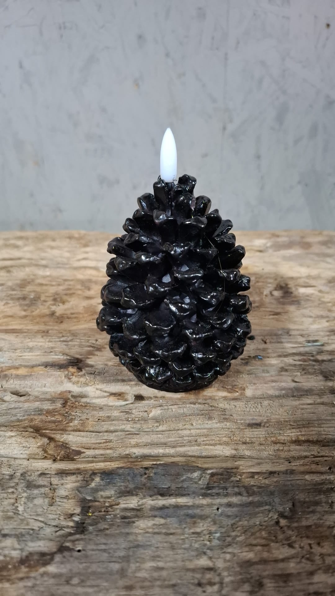 Zwarte LED Kaars Dennenappel – Middel (Ø 9 × 14 cm)