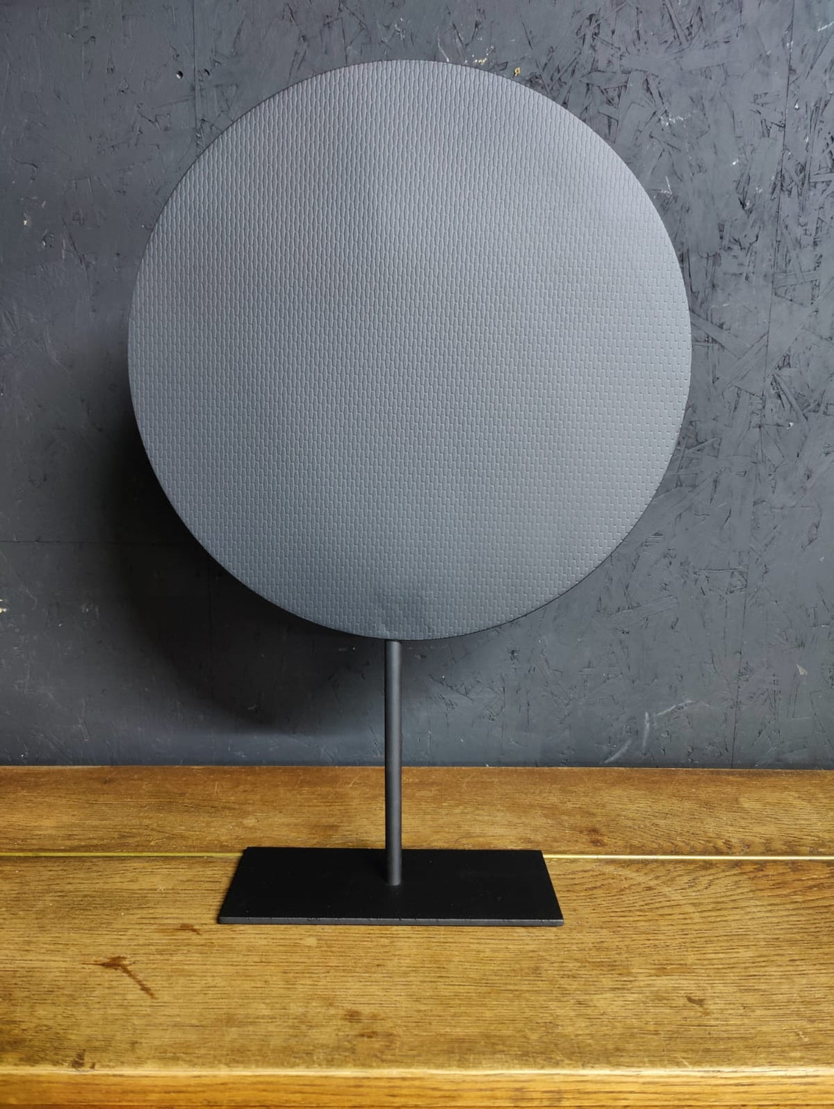 Zwarte Metalen Cirkel op Voet